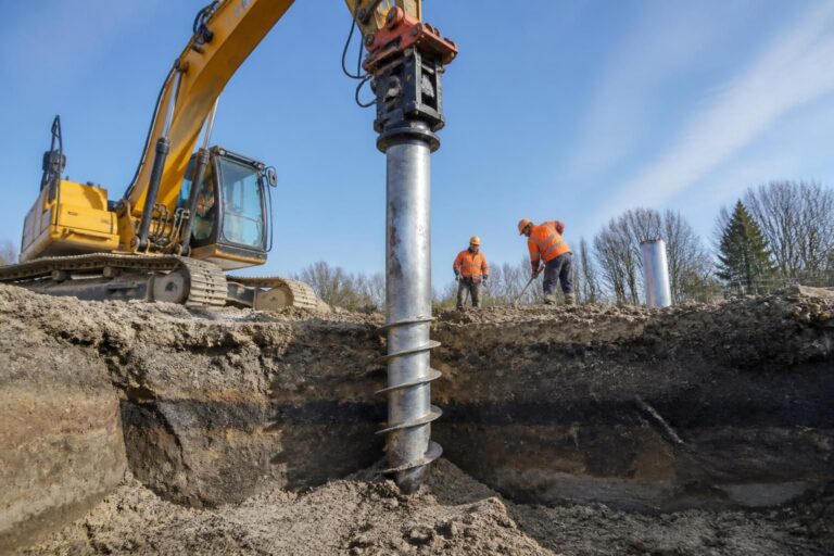 ontdek wat een schroefpaalfundering is, hoe het werkt en in welke situaties je het beste voor deze fundering kunt kiezen. ideaal voor stabiele en snelle bouwprojecten.